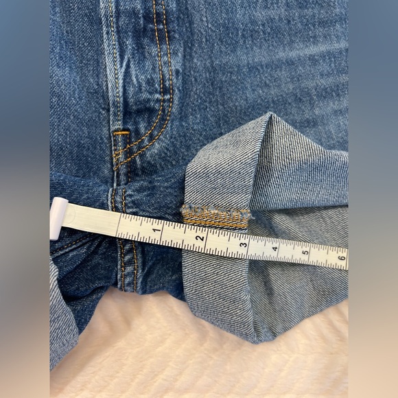 EUC Levi’s 501® Original Fit High Rise Rolled Women's Shorts 28 (Medium Wash) - Picture 3 of 12